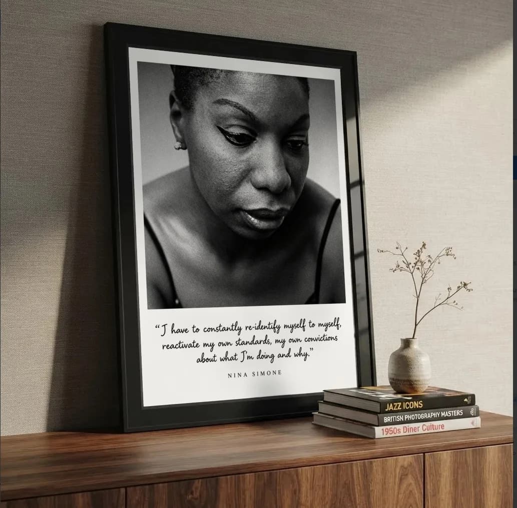 Quadro decorativo Nina Simone na estante