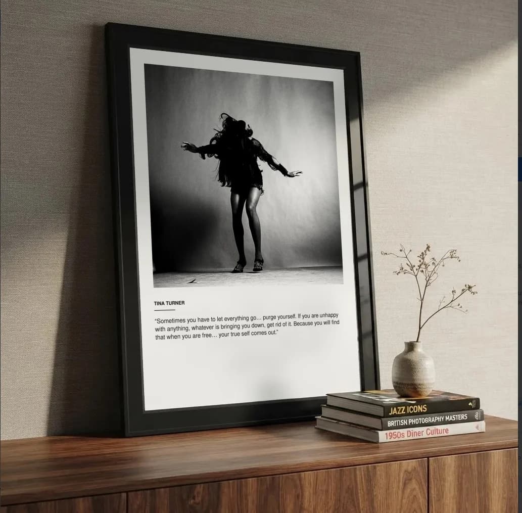 Quadro decorativo Tina Turner na estante
