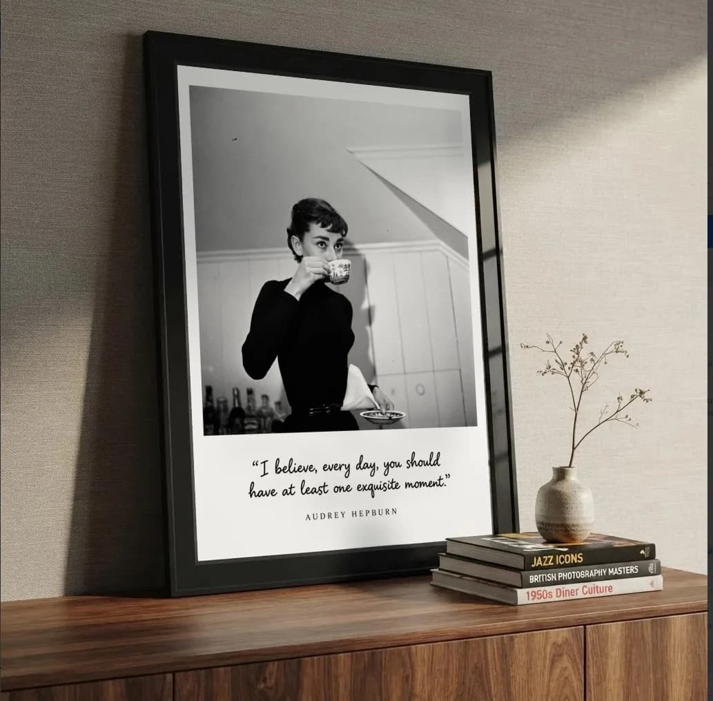 Quadro decorativo Audrey Hepburn Momento na estante