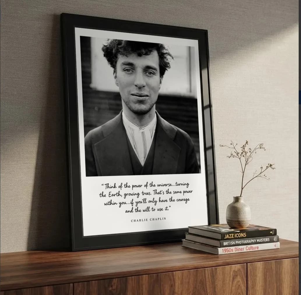 Quadro decorativo Charlie Chaplin na estante