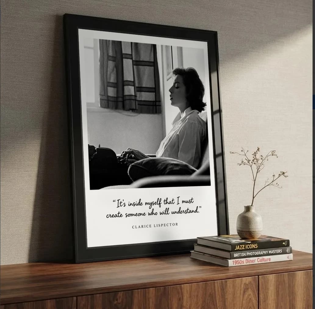 Quadro decorativo Clarice Lispector na estante