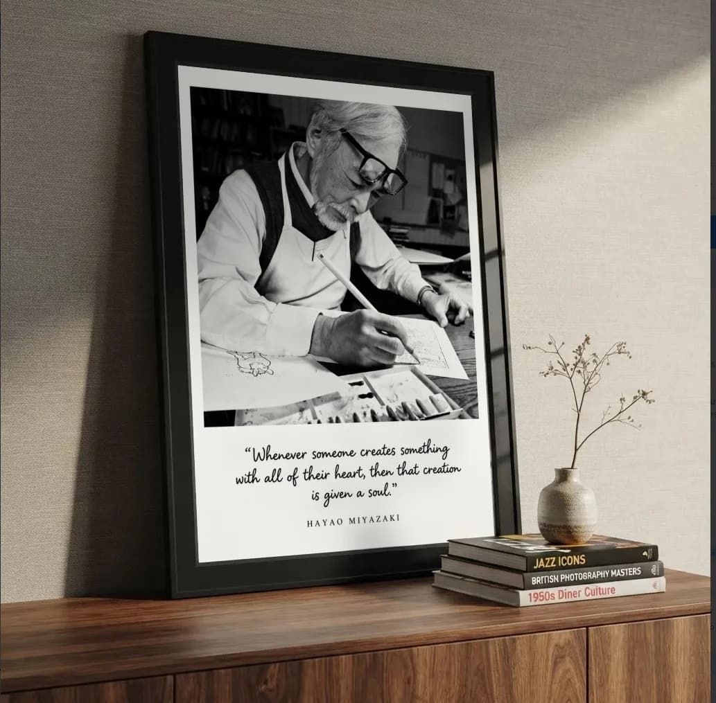 Quadro decorativo Hayao Miyazaki na estante