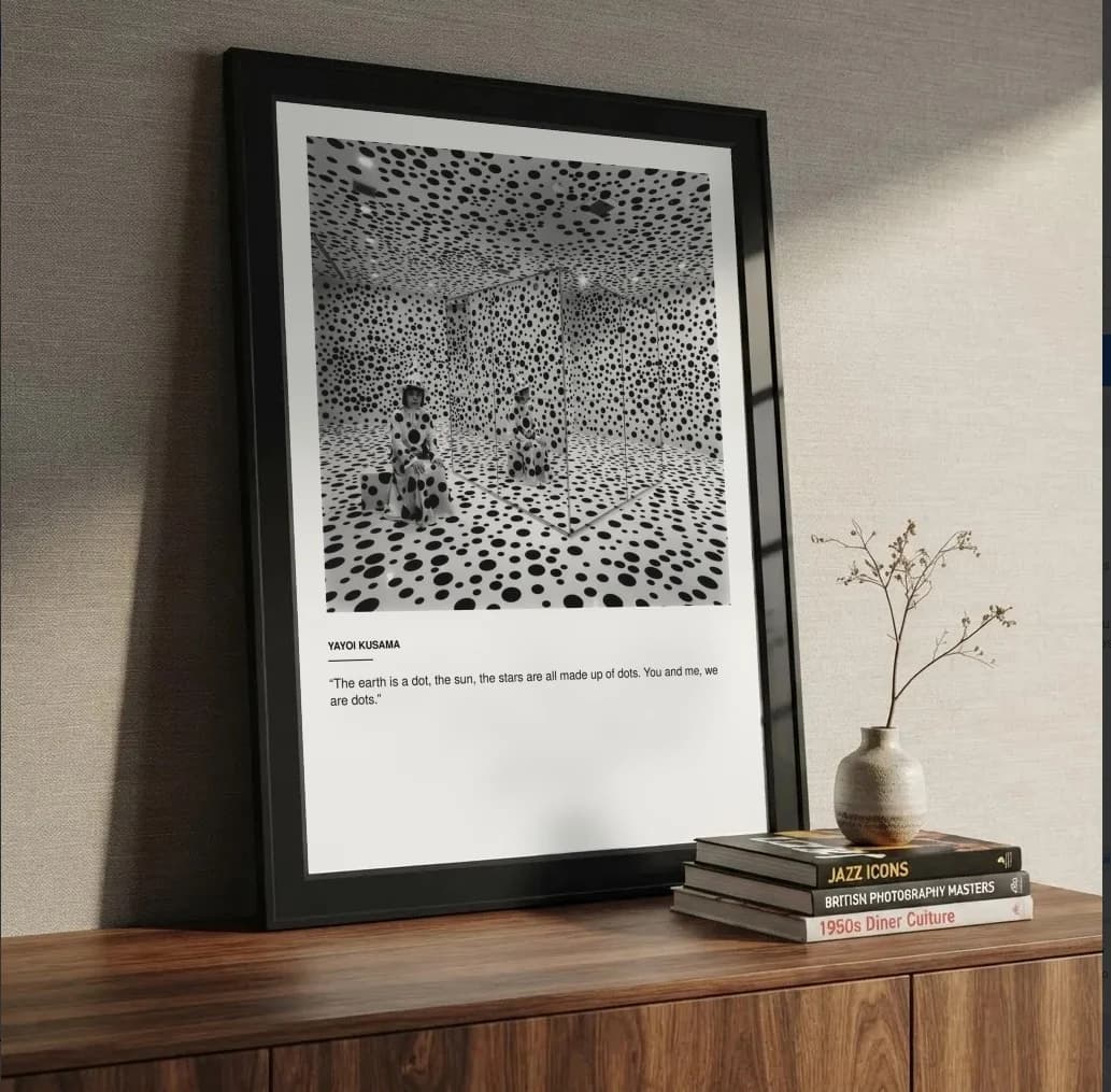 Quadro decorativo Yayoi Kusama na estante